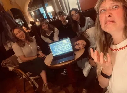 Selfie kursantów Le Rêve przy stoliku z laptopem