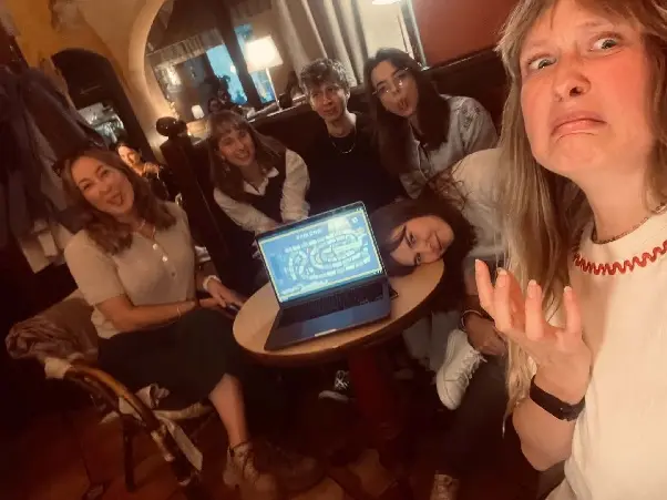 Selfie kursantów Le Rêve przy stoliku z laptopem