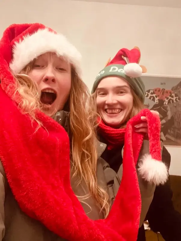 Kursantki w świątecznych swetrach podczas Wigilii w Le Rêve
