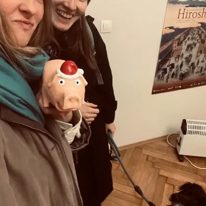 Dwie kursantki z psem i świąteczną świnką