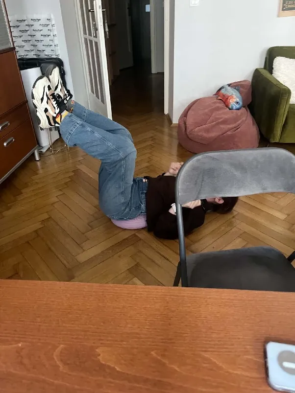 Przerwa na podłodze w szkole