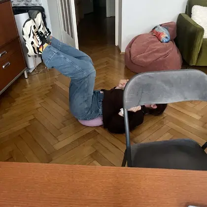 Przerwa na podłodze w szkole