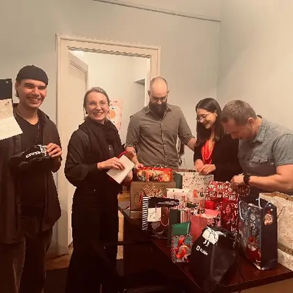 Rozpakowywanie prezentów podczas Père Noël secret