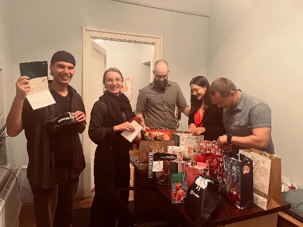 Rozpakowywanie prezentów podczas Père Noël secret