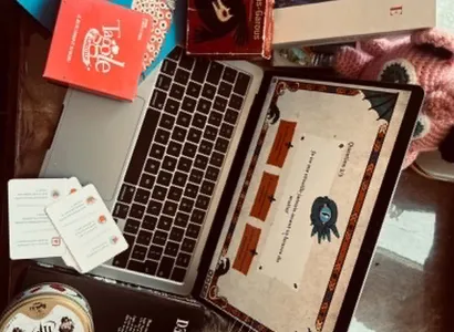 Kot Żąpjer wśród francuskich książek, gier i laptopa